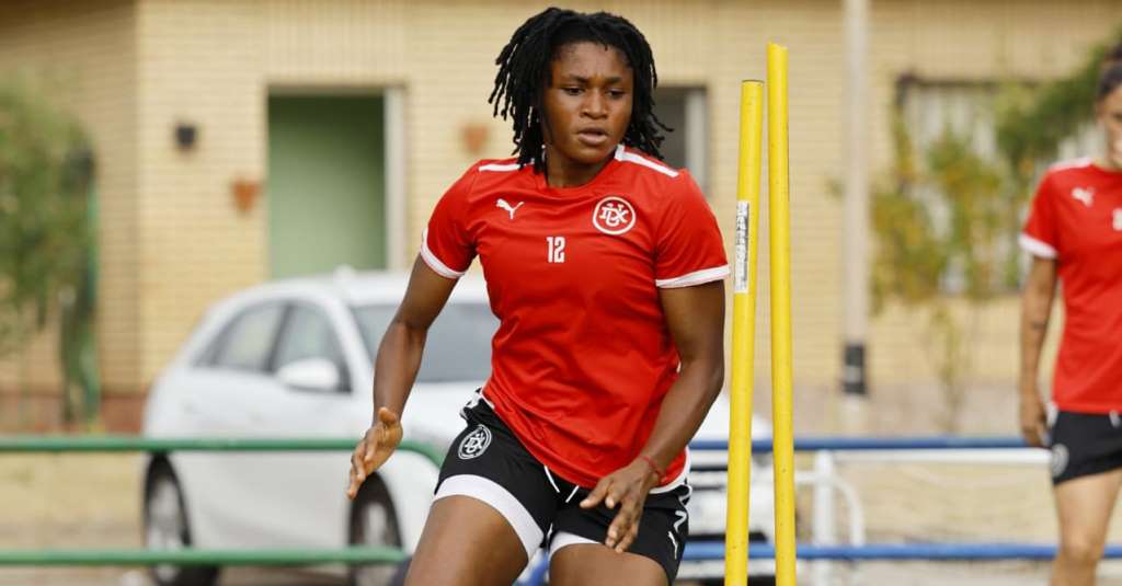Black Queens midfielder Nancy Amoh has officially signed her first professional contract with Liga F side Dux Logrono