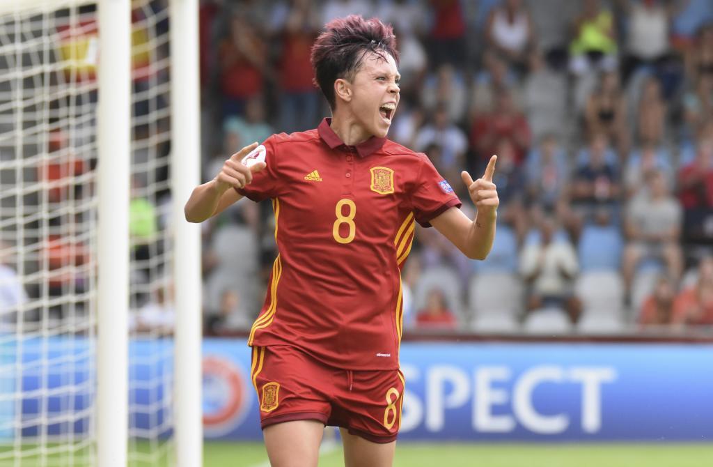 Amanda signs with LTA