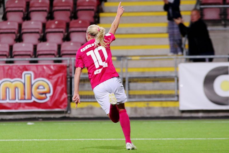 Olivia signs new contract with Eskilstuna