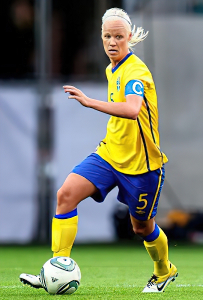 Caroline Seger signs with Lyon